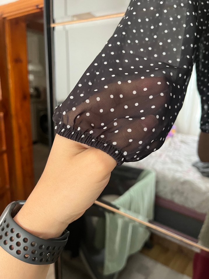 Siyah Puantiyeli V Yaka Uzun Kollu Gömlek - Görsel 2