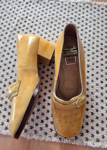 Sarı Rugan Düğmeli Kadın Klasik Topuklu Ayakkabı - Görsel 2