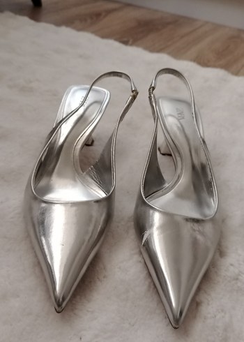 Gri Parlak Metal Tokalı Stiletto