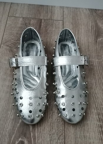 Tokalı Gri Blok Topuklu Metal Kadın Babet