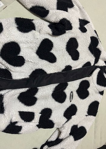 Çift Taraflı Siyah Kalp Desenli Beyaz Kadın Mont - Görsel 2