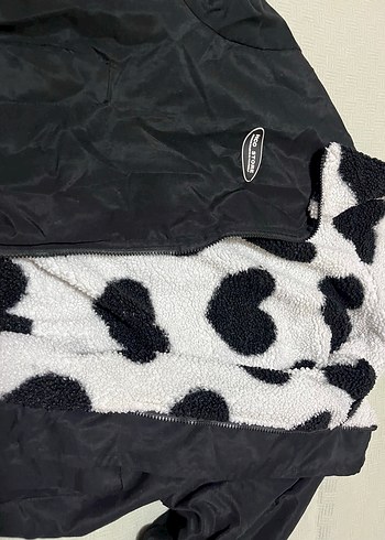 Çift Taraflı Siyah Kalp Desenli Beyaz Kadın Mont - Görsel 4