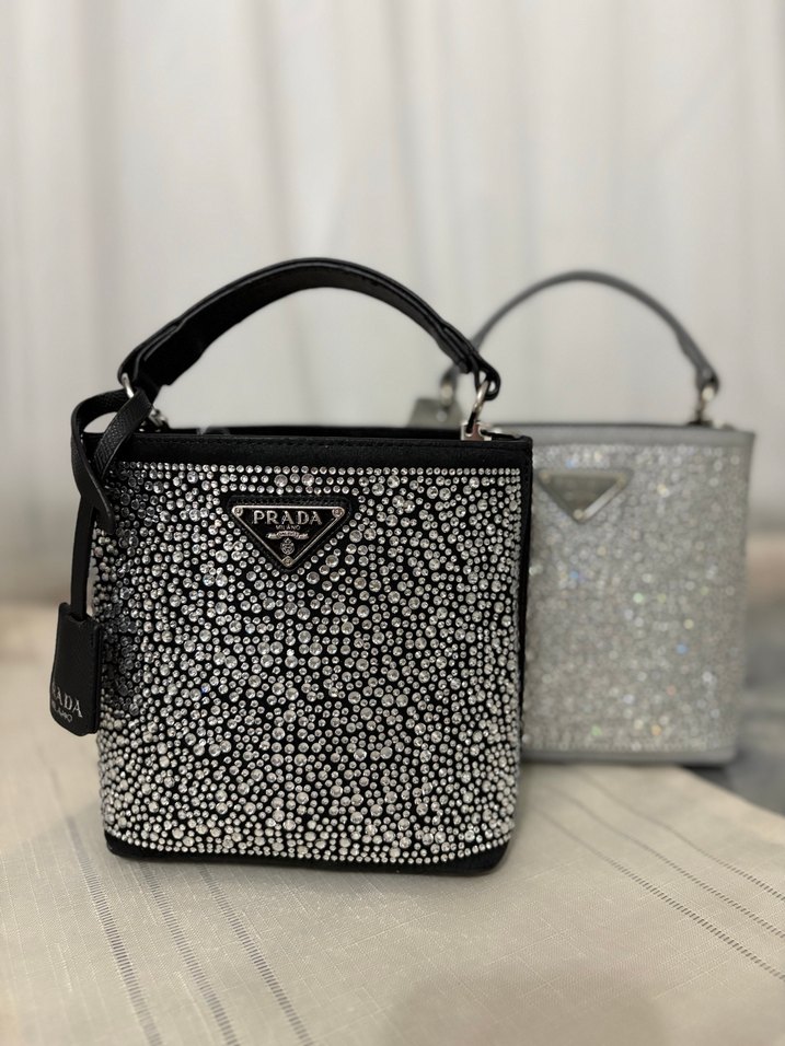 Parlak İşlemeli Siyah Prada Deri Çanta - Görsel 2