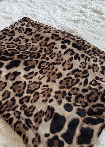 Leopar desenli kadın eşarp