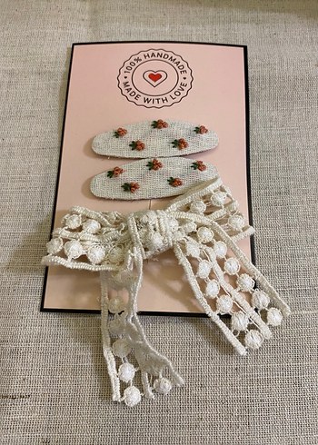 Dantel Fiyonk ve Nakışlı Bebek Toka Seti - Görsel 2