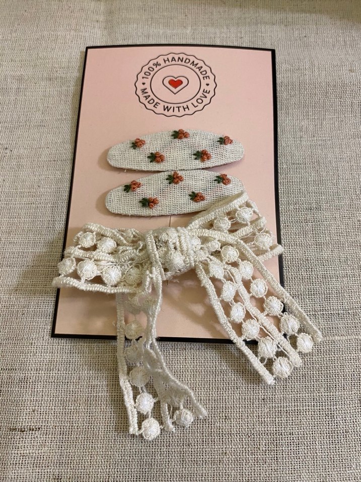 Dantel Fiyonk ve Nakışlı Bebek Toka Seti - Görsel 2