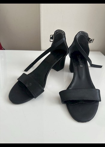 Siyah Tokalı Kadın Topuklu Sandalet