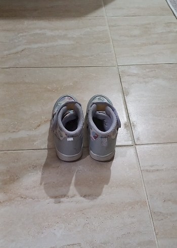 Kız Çocuk Gri Bağcıklı ve Tokalı Spor Ayakkabı - Görsel 3