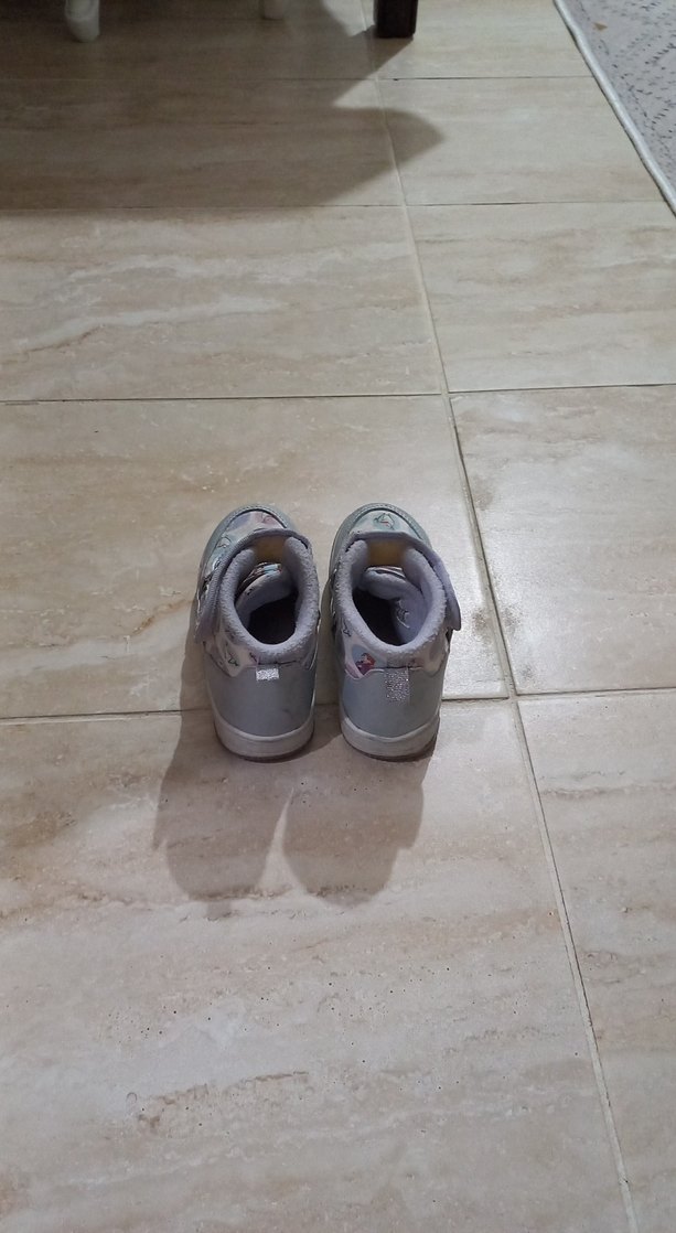 Kız Çocuk Gri Bağcıklı ve Tokalı Spor Ayakkabı - Görsel 3