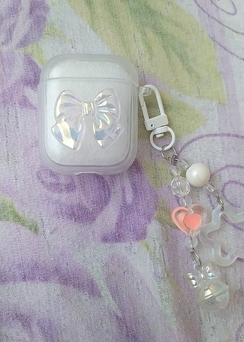 İnci ve fiyonk detaylı beyaz AirPods kılıfı