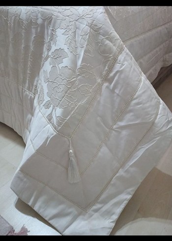 İşlemeli Beyaz Yatak Örtüsü - Görsel 2