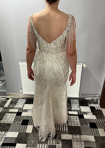 Bej İşlemeli Uzun V Yaka Drapeli Nişan Elbisesi - Görsel 3