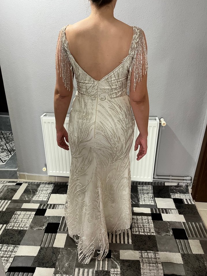 Bej İşlemeli Uzun V Yaka Drapeli Nişan Elbisesi - Görsel 3