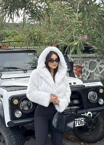 Beyaz Kapüşonlu Kürk Detaylı Kadın Mont - Görsel 3