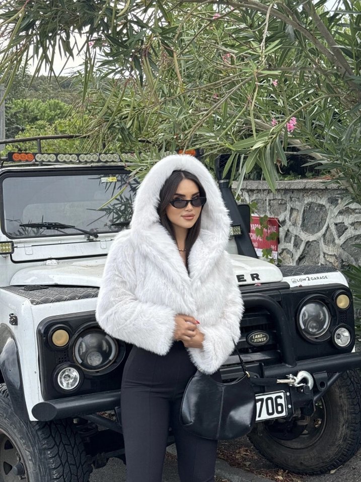 Beyaz Kapüşonlu Kürk Detaylı Kadın Mont - Görsel 3