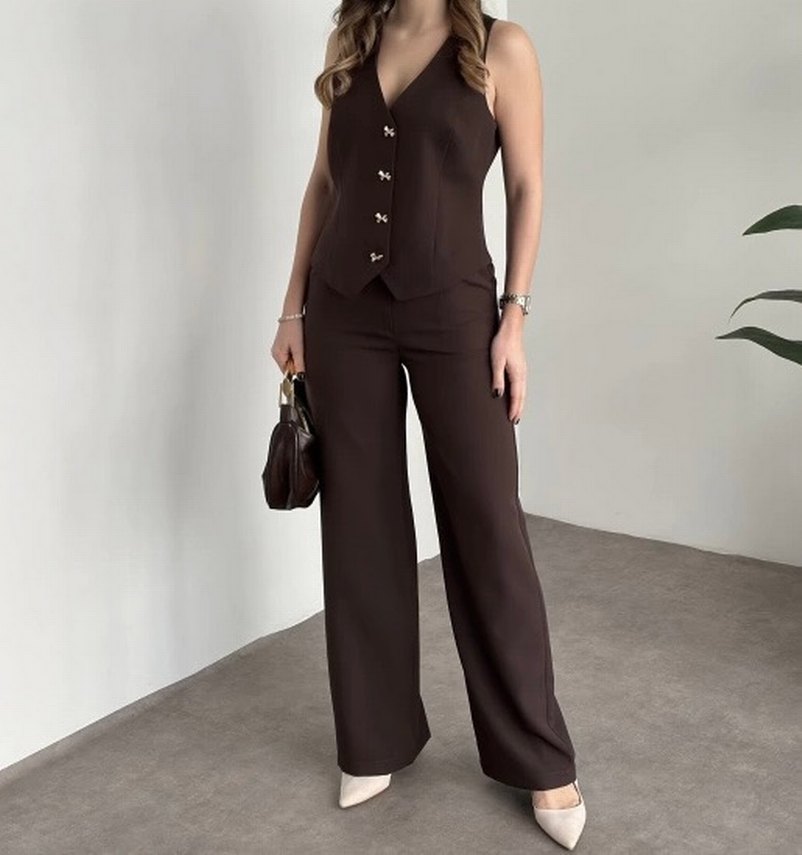 Kahverengi düğme detaylı yelekli takım - Görsel 3