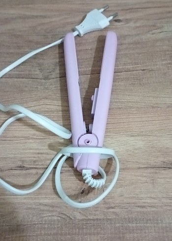 Diğer Pastel Pembe Saç Düzleştirici