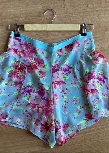 Çiçek Desenli Kısa Pilili Şort - Görsel 5