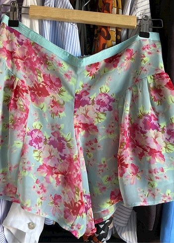 Çiçek Desenli Kısa Pilili Şort - Görsel 2