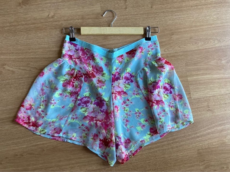 Çiçek Desenli Kısa Pilili Şort - Görsel 5