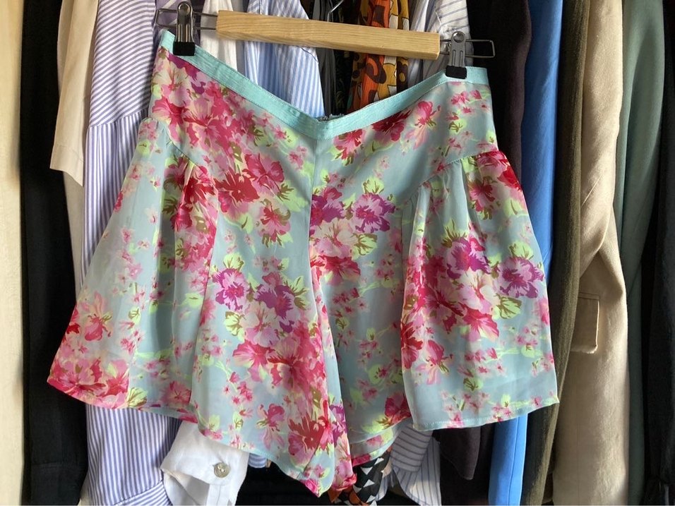 Çiçek Desenli Kısa Pilili Şort - Görsel 2