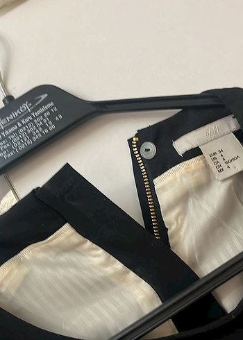 Kolsuz V Yaka Siyah Midi Elbise - Görsel 3