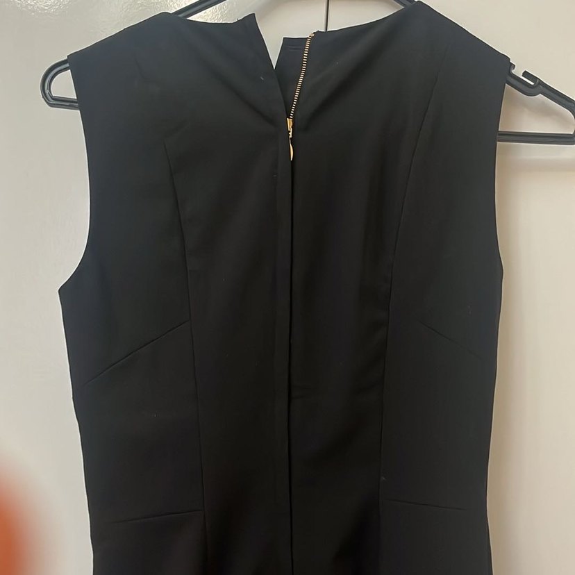 Kolsuz V Yaka Siyah Midi Elbise - Görsel 4