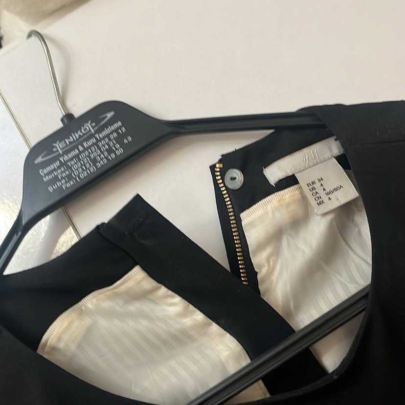 Kolsuz V Yaka Siyah Midi Elbise - Görsel 3