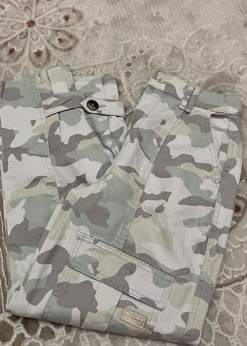 Bershka Haki Kamuflajli Rahat Kargo Pantolon