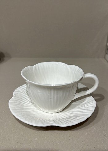 Beyaz Kabartmalı Desenli Fincan ve Tabak - Görsel 2