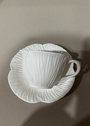 Beyaz Kabartmalı Desenli Fincan ve Tabak - Görsel 4