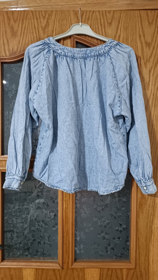 Mavi V Yakalı Denim Kadın Gömlek - Görsel 2