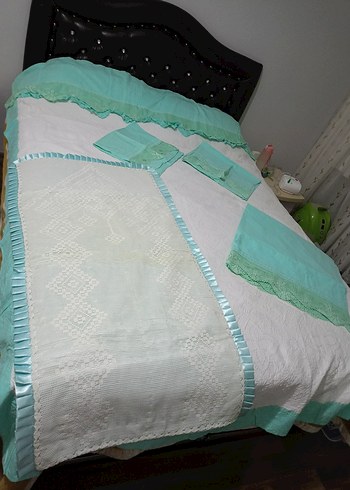 Nakışlı Beyaz ve Pastel Renkli Yatak Örtüsü - Görsel 2