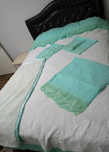 Nakışlı Beyaz ve Pastel Renkli Yatak Örtüsü - Görsel 3