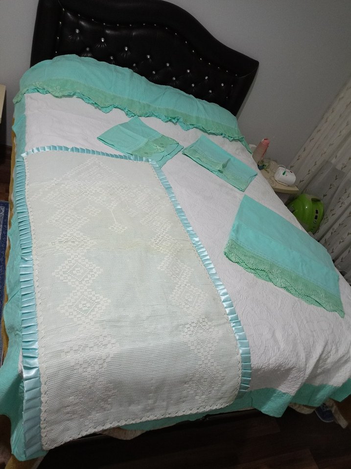 Nakışlı Beyaz ve Pastel Renkli Yatak Örtüsü - Görsel 2