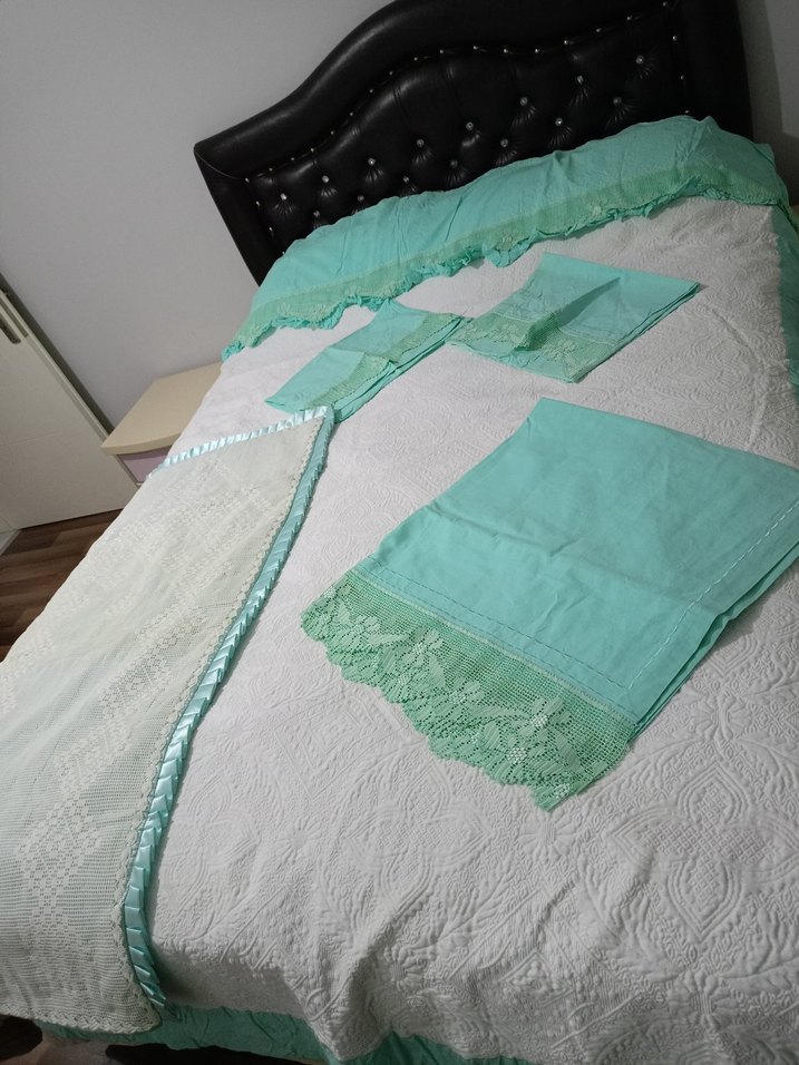 Nakışlı Beyaz ve Pastel Renkli Yatak Örtüsü - Görsel 3