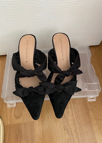 Siyah Stiletto Topuz Detaylı Kadın Akşam Ayakkabısı