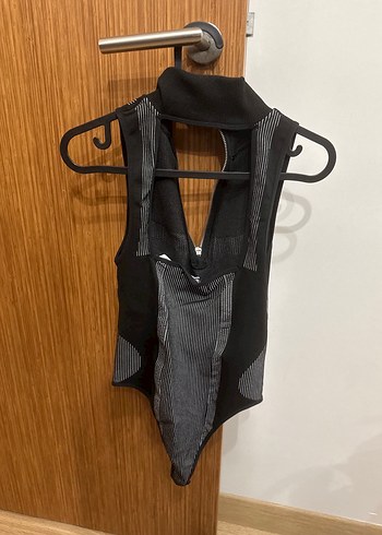 Bershka Yüksek Yakalı Fermuarlı Siyah Kadın Atlet