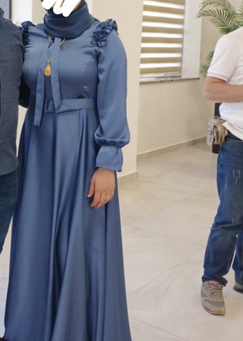 Uzun Kollu Gri Renkli Fırfırlı Uzun Abiye Elbise