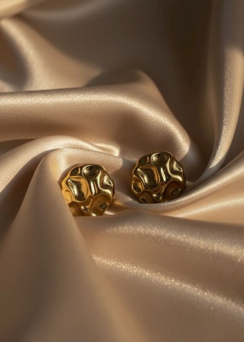 Altın Renkli Parlak Kabartmalı Midi Küpe - Görsel 2