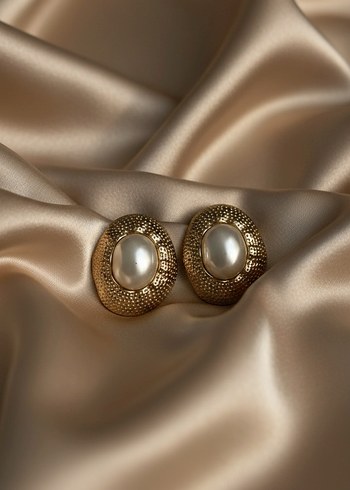 İşlemeli Düğme Detaylı Altın Rengi Midi Küpe - Görsel 2