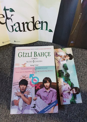 GiZLi BAHÇE Romanı, Poster ve Ayraç