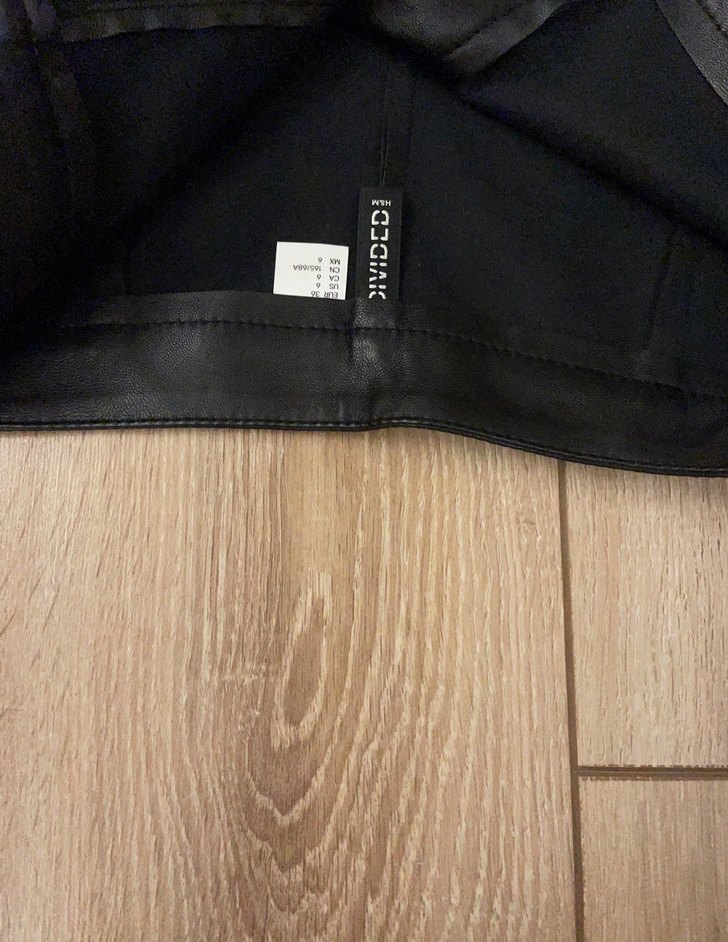 Siyah Deri Mini  Kadın Şort - Görsel 4