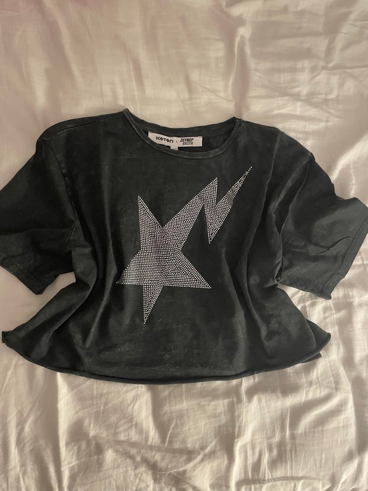 Kısa Kollu Yıldız Baskılı Siyah Crop - Görsel 4