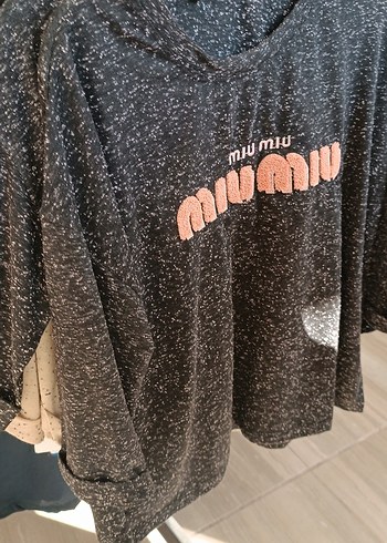 siyah miumiu yazılı yarım kollu tişört - Görsel 3