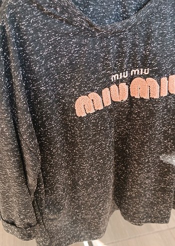 siyah miumiu yazılı yarım kollu tişört - Görsel 2