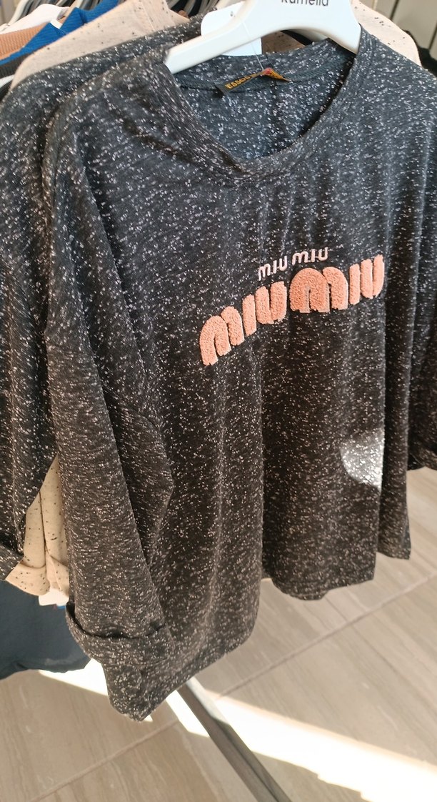 siyah miumiu yazılı yarım kollu tişört - Görsel 3