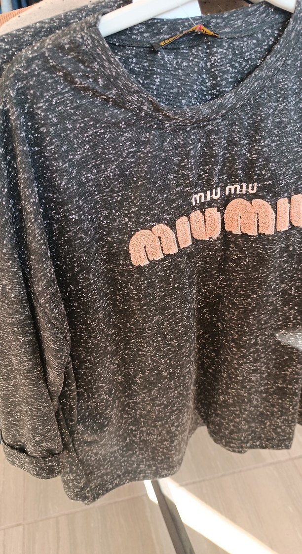 siyah miumiu yazılı yarım kollu tişört - Görsel 2