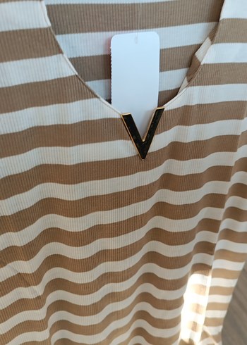 V Yaka Kahverengi Çizgili Kadın Tişört - Görsel 3