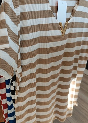 V Yaka Kahverengi Çizgili Kadın Tişört - Görsel 2